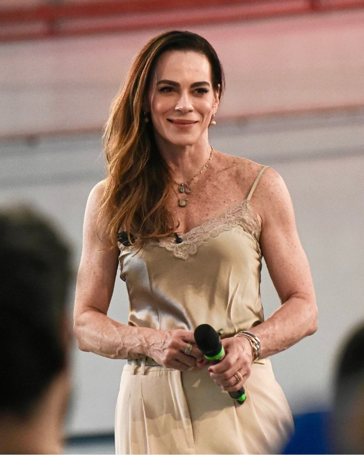 Paola Campanari palestrando com microfone